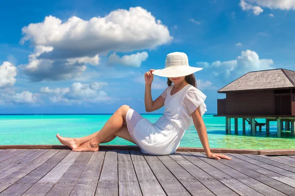 Beautiful Young Woman Front Water Luxury Villas Sitting Tropical Beach — Stock Photo, Image