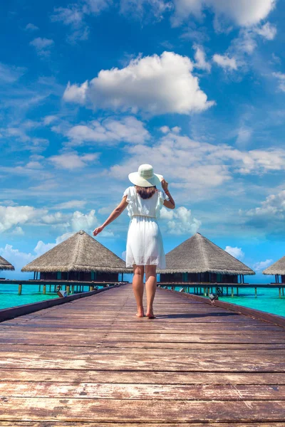 Beautiful Young Woman Front Water Luxury Villas Standing Tropical Beach — Stock Photo, Image