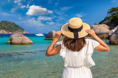 Nang Yuan Adası, Koh Tao, Tayland 'da beyaz elbise ve hasır şapka giyen bir kadın gezgin.