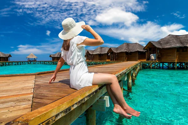 Schöne Junge Frau Vor Luxus Villen Tropischen Badesteg Holzsteg Auf — Stockfoto