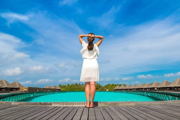 Vacker Ung Kvinna Framför Vatten Lyxvillor Stående Den Tropiska Stranden — Stockfoto