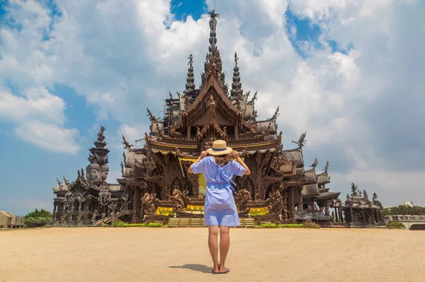 Kobieta Podróżująca Sanktuarium Prawdy Pattaya Letni Dzień — Zdjęcie stockowe