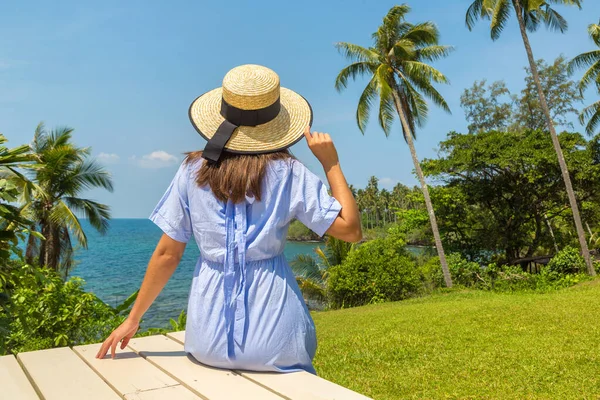 Mulher Viajante Resort Tropical Luxo Dia Ensolarado — Fotografia de Stock