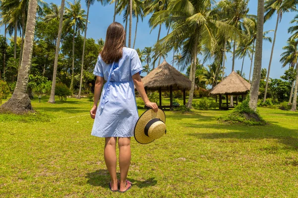 Жінка Подорожує Газебо Тропічному Курорті Сонячний День — стокове фото