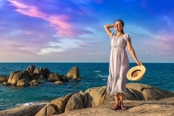 Женщина Путешественница Синем Платье Соломенной Шляпе Hin Hin Yai Rocks — стоковое фото