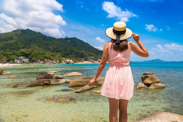 夏の日にタイのサムイ島のシルバービーチでピンクのドレスと麦藁帽子を身に着けている女性旅行者 — ストック写真