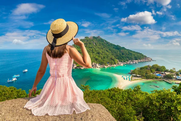 夏の日にタイのタオ島ナン元島でピンクのドレスと麦藁帽子を身に着けている女性旅行者 — ストック写真