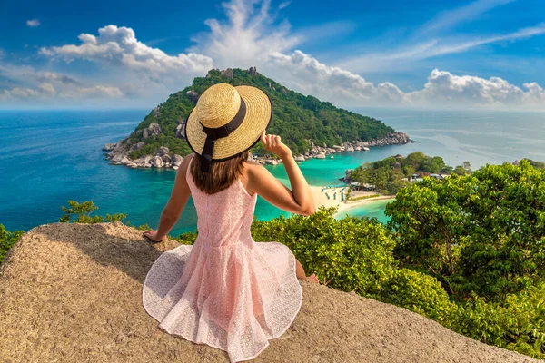 Reisende Rosa Kleid Und Strohhut Auf Der Insel Nang Yuan — Stockfoto