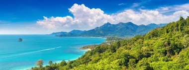 Güneşli bir günde Tayland 'ın Koh Chang adasının panoramik hava manzarası