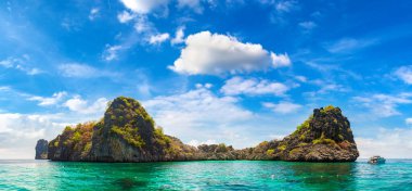 Güneşli bir günde Koh Haa Adaları, Tayland Panoraması