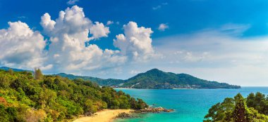 Phuket Adası, Tayland 'da güneşli bir günde Laem Sing Sahili' nin Panoraması