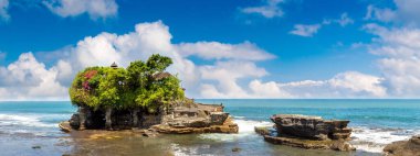 Endonezya, Bali 'deki Tanah Lot tapınağının güneşli bir günde panoraması