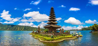 Endonezya, Bali 'de bir gölde Pura Ulun Danu Beratan Bedugul Tapınağı Panoraması