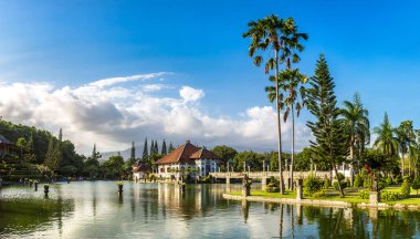 Karangasem 'den Panorama Taman Ujung, Endonezya, Bali' deki Su Sarayı güneşli bir günde