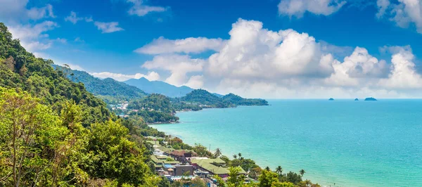 Güneşli bir günde Tayland 'ın Koh Chang adasının panoramik hava manzarası