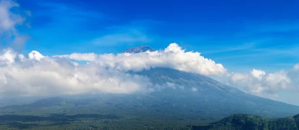 Panorama Van Prachtig Uitzicht Actieve Vulkaan Berg Agung Omringende Wolken — Stockfoto