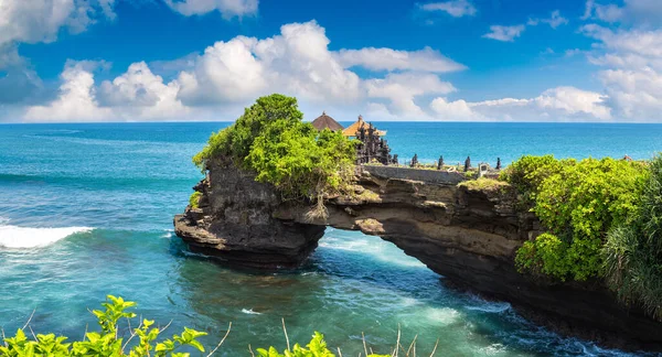 Güneşli bir günde Endonezya, Bali 'de Pura Batu Bolong Tapınağı Panoraması
