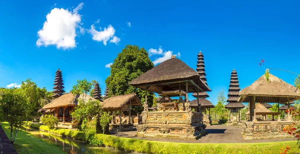 晴れた日にインドネシアのバリにあるタマン アーユン寺院のパノラマ — ストック写真