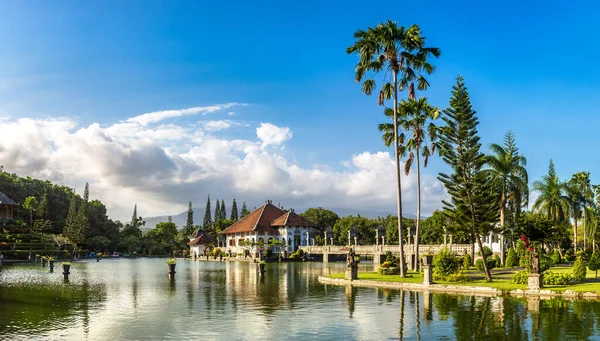 Karangasem 'den Panorama Taman Ujung, Endonezya, Bali' deki Su Sarayı güneşli bir günde