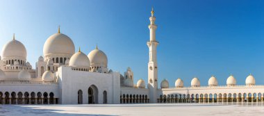 Bir yaz günü Abu Dabi 'deki Şeyh Zayed Büyük Camii Panoraması, Birleşik Arap Emirlikleri