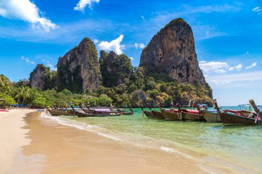 Tayland geleneksel uzun kuyruklu teknesi Krabi, Ao Nang, Tayland 'da Railay Sahili' nde.