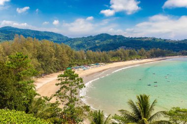 Güneşli bir günde Tayland, Phuket Adası 'ndaki Kamala plajının panoramik manzarası