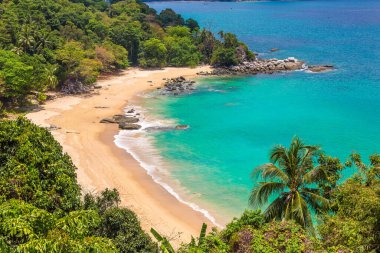 Güneşli bir günde Tayland, Phuket Adası 'ndaki Laem Sing plajının panoramik hava manzarası