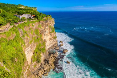 Güneşli bir günde Bali 'deki Uluwatu Tapınağı' ndan güzel sahil manzarasının panoramik görüntüsü, Endonezya