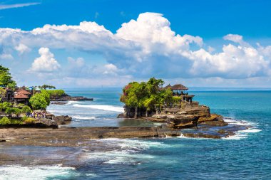 Güneşli bir günde Endonezya, Bali 'deki Tanah Lot tapınağının panoramik manzarası
