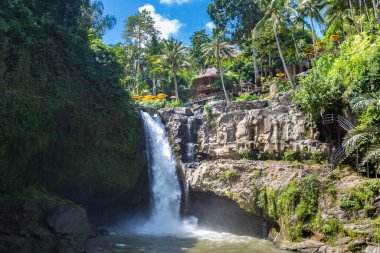 Bali, Endonezya 'da güneşli bir günde Tegenungan Şelalesi