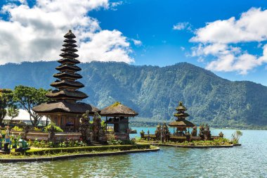 Pura Ulun Danu Beratan Bedugul Tapınağı Bali, Endonezya 'da bir gölde