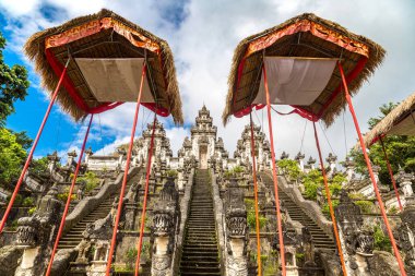 Pura Penataran Agung Lempuyang Tapınağı Bali, Endonezya 'da güneşli bir günde