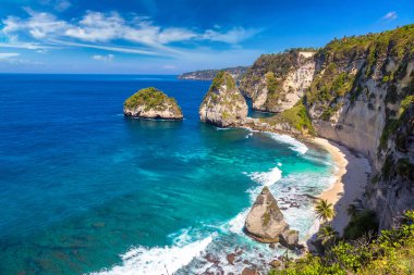 Nusa Penida Adası, Bali, Endonezya 'daki Diamond Beach' in panoramik hava görüntüsü
