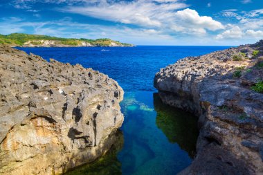 Melek 'in Billabong' u Nusa Penida adasında güneşli bir günde, Bali, Endonezya 'da doğal havuzdur.