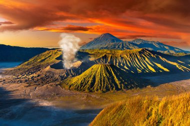 Endonezya 'daki Java Adası, Bromo volkanında gün doğumu. Panoramik hava görüntüsü
