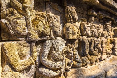 Yogyakarta kenti yakınlarındaki Buddist tapınağı Borobudur 'deki tarihi oymaların hafifletilmesi, Orta Cava, Endonezya