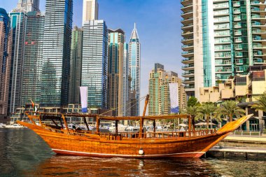 Eski ahşap gemi, Dubai Marina 'da Dhow gezisi, Dubai, Birleşik Arap Emirlikleri