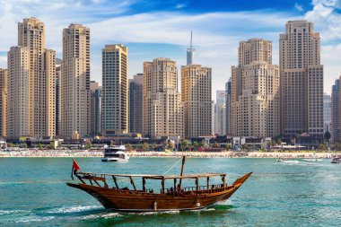 Eski ahşap gemi, Dubai Marina 'da Dhow gezisi, Dubai, Birleşik Arap Emirlikleri