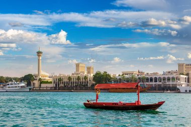 Abra - eski geleneksel ahşap tekne ve Dubai Körfezi 'ndeki Al Farooq Camii, Birleşik Arap Emirlikleri