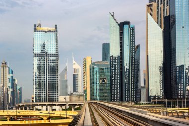 Dubai metro hattı Dubai 'de bir yaz günü, Birleşik Arap Emirlikleri