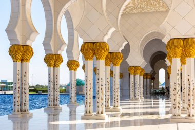 Bir yaz günü Abu Dabi 'deki Şeyh Zayed Büyük Camii, Birleşik Arap Emirlikleri