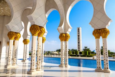 Bir yaz günü Abu Dabi 'deki Şeyh Zayed Büyük Camii, Birleşik Arap Emirlikleri
