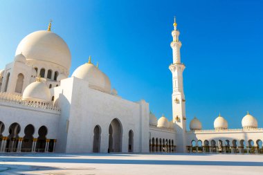 Bir yaz günü Abu Dabi 'deki Şeyh Zayed Büyük Camii, Birleşik Arap Emirlikleri