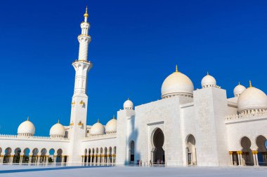 Bir yaz günü Abu Dabi 'deki Şeyh Zayed Büyük Camii, Birleşik Arap Emirlikleri
