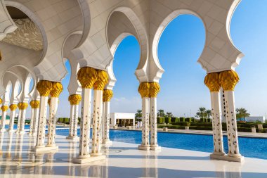 Bir yaz günü Abu Dabi 'deki Şeyh Zayed Büyük Camii, Birleşik Arap Emirlikleri