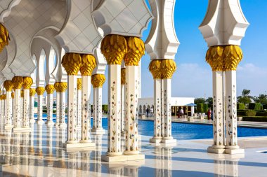 Bir yaz günü Abu Dabi 'deki Şeyh Zayed Büyük Camii, Birleşik Arap Emirlikleri