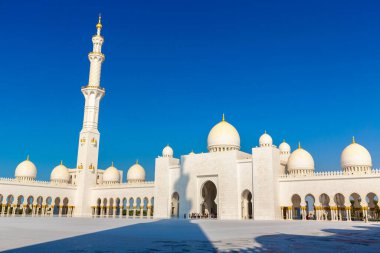 Bir yaz günü Abu Dabi 'deki Şeyh Zayed Büyük Camii, Birleşik Arap Emirlikleri