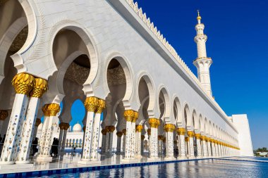 Bir yaz günü Abu Dabi 'deki Şeyh Zayed Büyük Camii, Birleşik Arap Emirlikleri