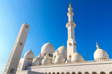 Bir yaz günü Abu Dabi 'deki Şeyh Zayed Büyük Camii, Birleşik Arap Emirlikleri