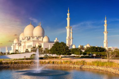 Bir yaz günü Abu Dabi 'deki Şeyh Zayed Büyük Camii, Birleşik Arap Emirlikleri